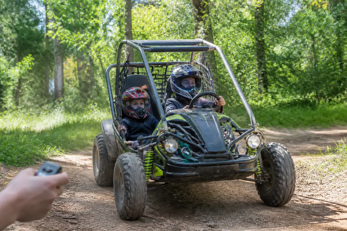 Buggy enfant 2 places : électrique ou thermique, lequel choisir ?