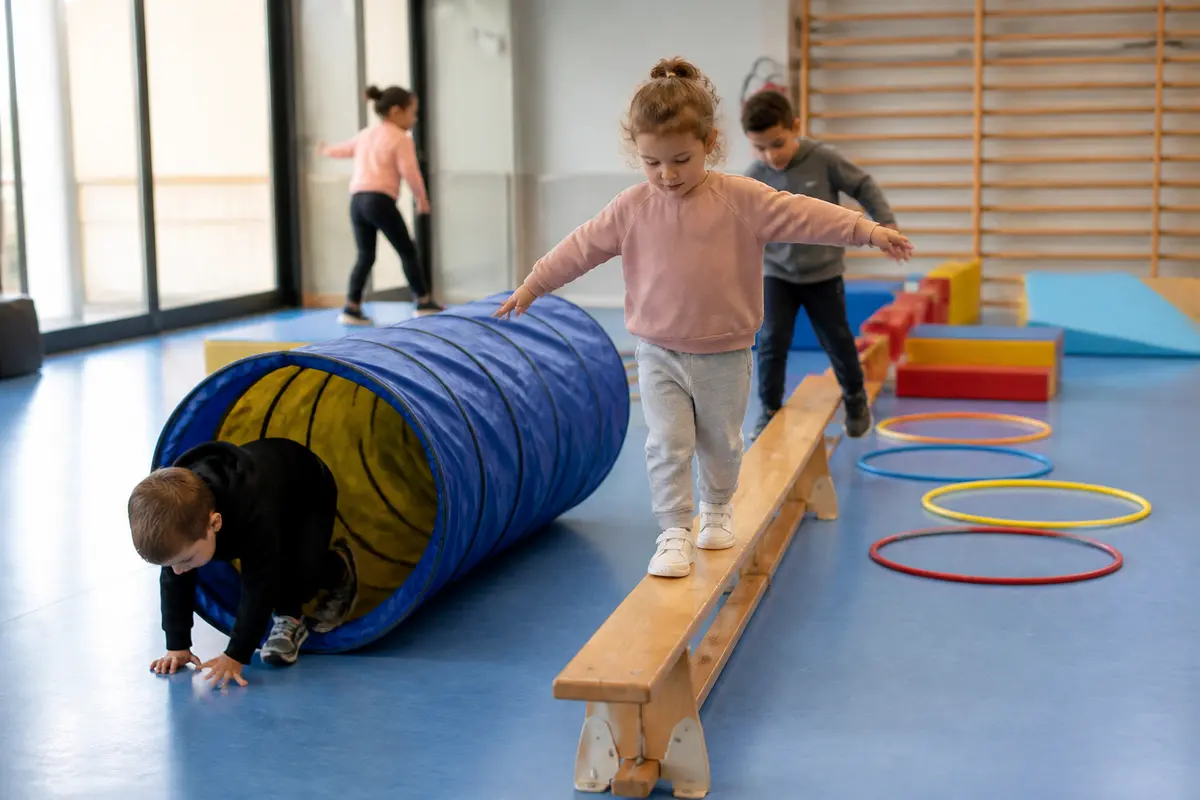 Parcours de motricité en maternelle : 15 idées faciles à tester !