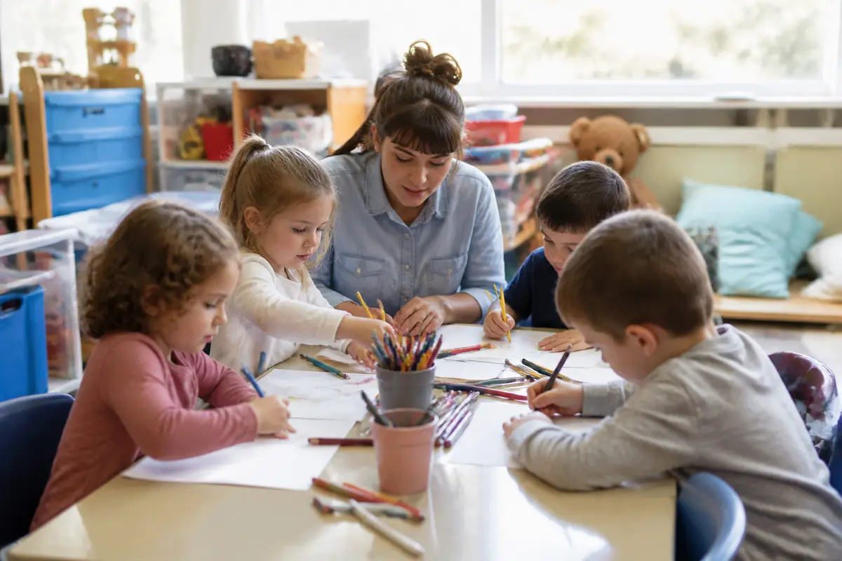 Travailler avec des enfants : métiers, formations et conseils