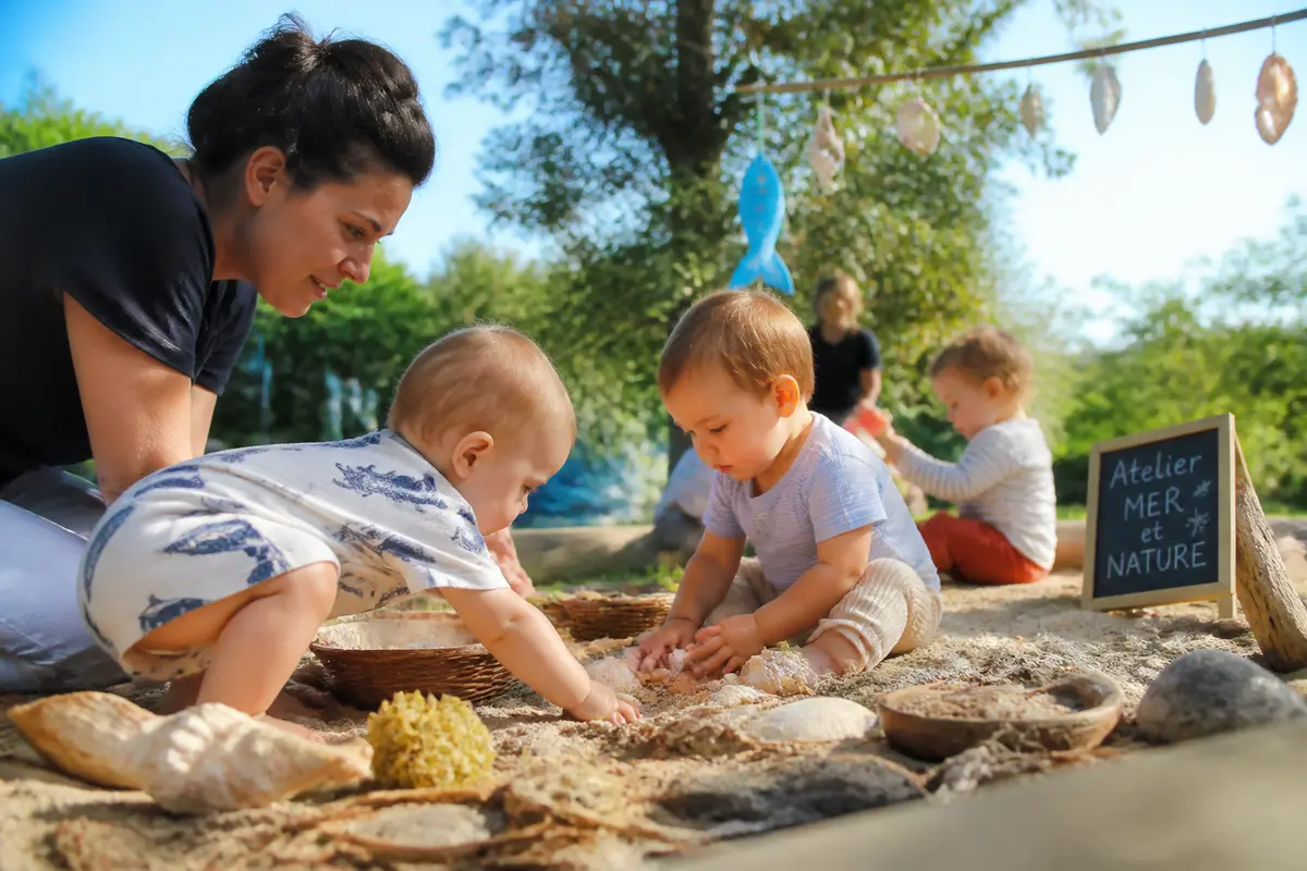 Bébés explorant la nature avec un adulte lors d'une activité bébé à Toulouse en plein air